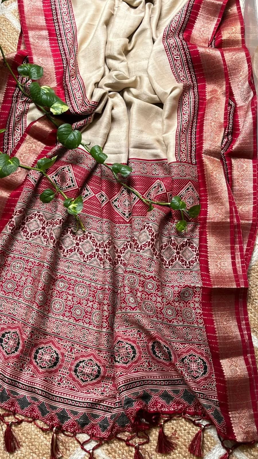 OFFWHITE AND MAROON ONNAM SAREE