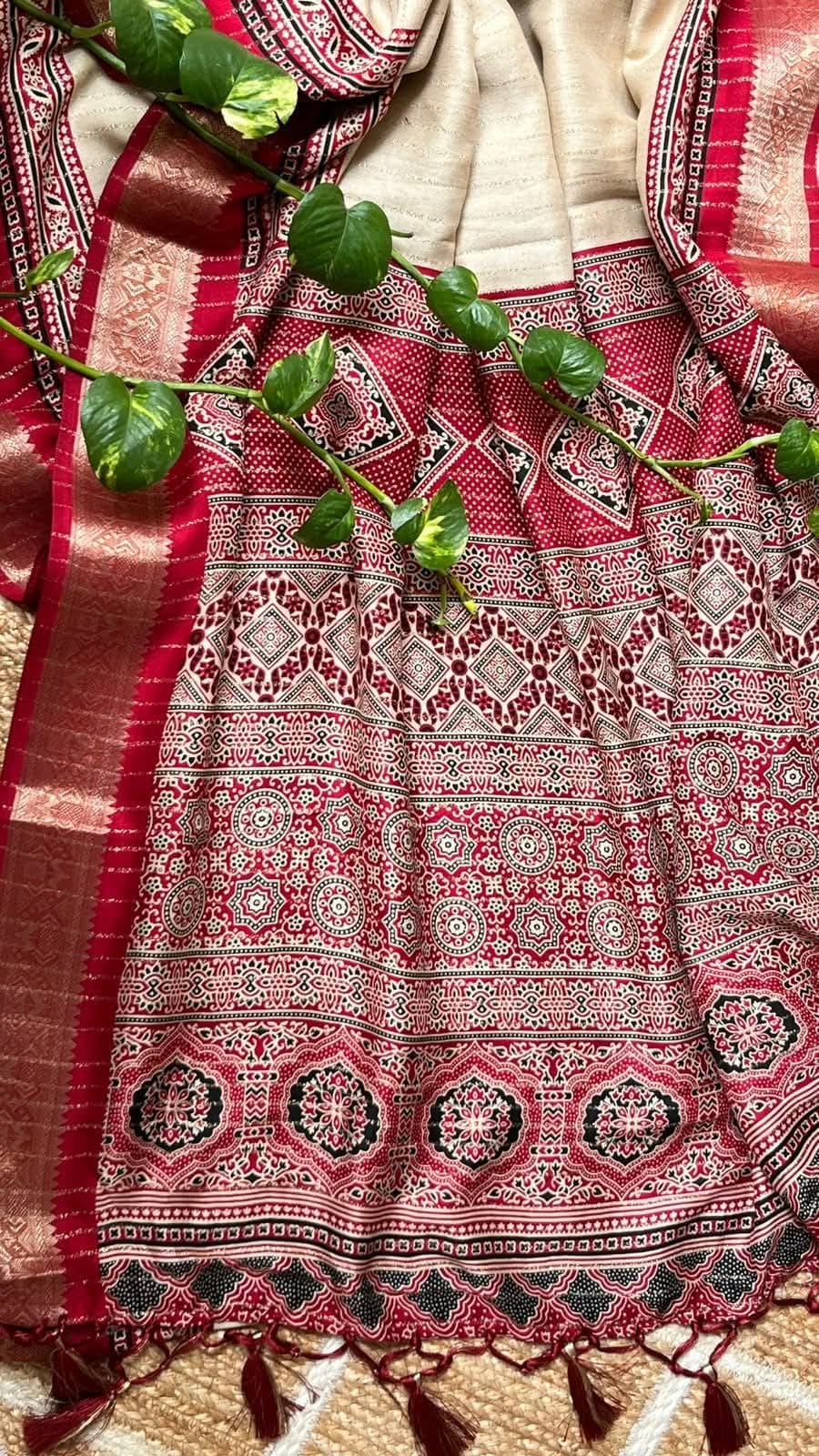 OFFWHITE AND MAROON ONNAM SAREE